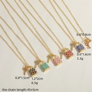 Colliers avec pendentif serrure et clé à damier coloré, détails zircon et chaîne dorée