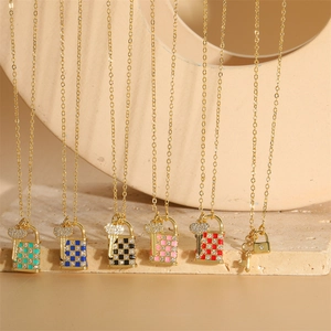 Parure collier serrure et clé en émail à damier coloré avec zircons brillants dorés