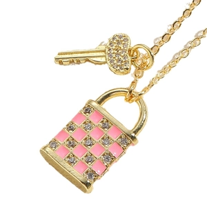 Collier doré avec clé en cœur et cadenas à damier en émail rose et oxydes de zirconium