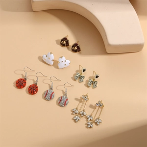 Elegantes Set aus goldfarbenen Ohrringen mit Strasssteinen, Emaille-Herz und Schleifen