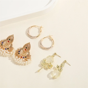 Détails de boucles d'oreilles vintage en or avec perles et strass multicolores