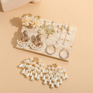 Lot de boucles d'oreilles vintage en perles dorées avec fleurs et détails strass
