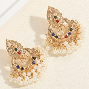Boucles d'oreilles créoles dorées vintage avec strass colorés et perles blanches