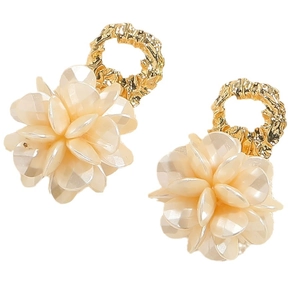 Boucles d'oreilles fleurs vintage avec anneaux dorés et pétales blancs nacrés