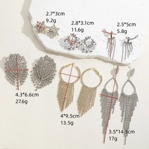 Set di orecchini di lusso con strass e perle con indicazioni di peso e misure