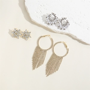 Set di orecchini eleganti con perle fiori di strass e lunghe nappe color oro e argento