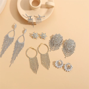 Set di orecchini d'argento eleganti con lunghe nappe di strass e motivi floreali di perle