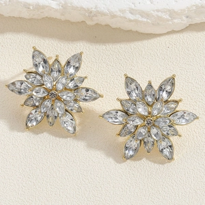 Dettaglio orecchini a petalo dorati con cristalli a marquise e design floreale