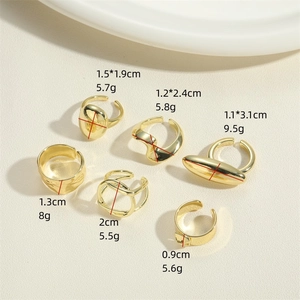 Set aus sechs minimalistischen goldenen ovalen Ringen mit unregelmäßiger Textur für Damen