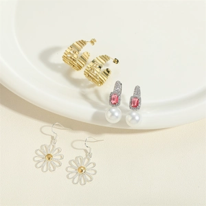 Boucles d'oreilles élégantes en C dorées et pendants en perles et zircon argentés