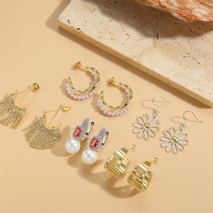 Boucles d'oreilles Élégantes en Cuivre Zirconium et Künstliche Perles Vintage Luxe Fleur Gland Bambou Forme C Clous Pendantes pour Femme Mariage Fête Bijoux