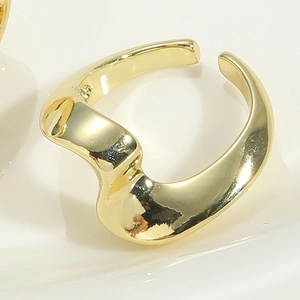 Detailansicht eines verstellbaren Goldrings mit hochglanzpolierter Lava-Oberfläche