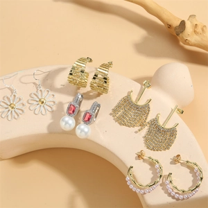 Boucles d'oreilles élégantes en perles et zircons, forme C, pompons et strass