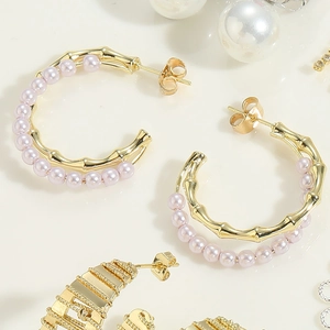 Détails des boucles d'oreilles dorées en bambou en C avec perles mauves et clous
