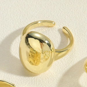 Makroaufnahme Goldring mit unregelmäßigem Kiesel-Design und Spiegelglanz-Oberfläche