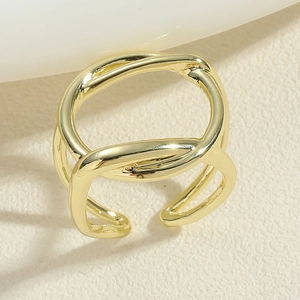 Nahaufnahme eines goldenen doppelreihigen Wickelrings auf strukturiertem Leder
