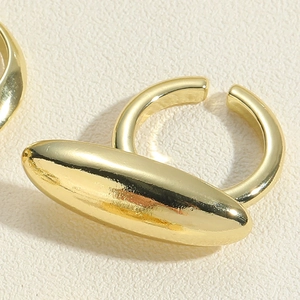 Detaillierte Makroansicht eines polierten goldenen ovalen verstellbaren Rings für Damen