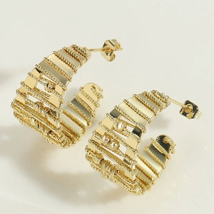 Vue détaillée des boucles d'oreilles dorées en C avec design bambou et micro-perles