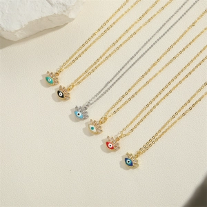 Détail de six colliers Œil de protection colorés avec design de cils et zircone
