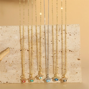 Colliers pendentifs œil bleu avec zircons, finitions dorées et argentées élégantes