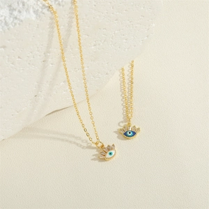 Collier bohème doré avec pendentif oeil en émail bleu et détails en zircons brillants