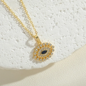 Detailansicht der vergoldeten Evil Eye Halskette mit blauen und weißen Zirkonia