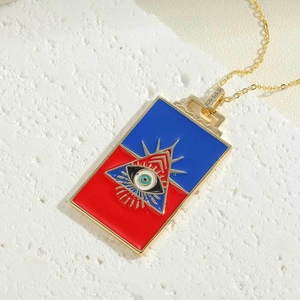 Makroaufnahme der rechteckigen Evil-Eye-Halskette mit rotem und blauem Emaille auf Stein