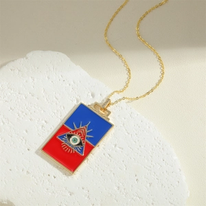 Rechteckige Evil Eye Halskette aus Gold mit rot-blauem Emaille auf weißem Steinboden