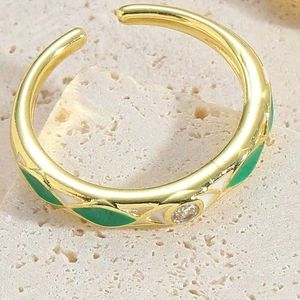 Gedetailleerde close-up van de groen-witte emaille ring met glinsterende zirkoon