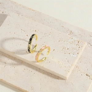 Franse vintage gouden C-vormige ringen met zwart en roze emaille en heldere zirkoon