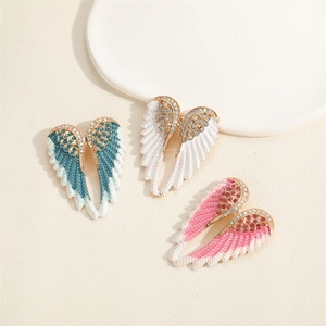 Elegante engelenvleugel broches met strass in blauw, wit en roze op goudkleurige basis