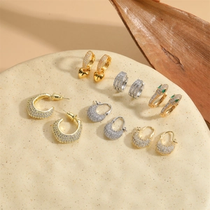 Ensemble élégant de créoles dorées et argentées avec pendentifs coeur et motif serpent