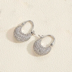 Vue détaillée des boucles d'oreilles cœur en argent avec zircons brillants pavés