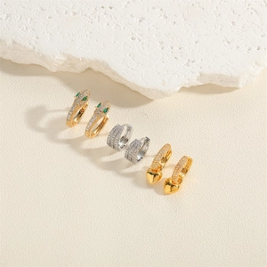 Parure de boucles d'oreilles serpent doré, anneaux pavés argent et pendentifs cœur