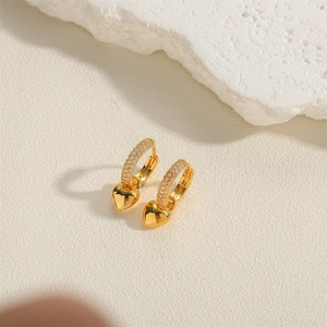 Boucles d'oreilles cœur dorées élégantes avec accents de cristal bijoux minimalistes