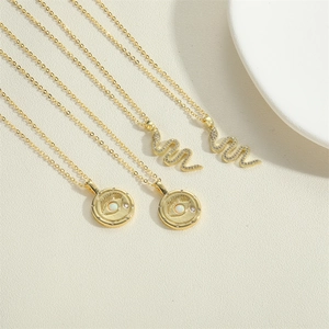 Conjunto de collares dorados con colgantes de serpiente de circón y ojo malvado de ópalo