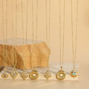 Collares bohemios dorados con colgantes de opalo sol luna y ojo turco sobre piedra