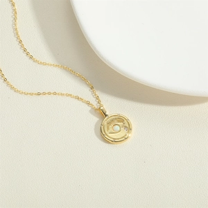 Elegante collar dorado con colgante de ojo turco, opalo blanco y cadena fina tipo O