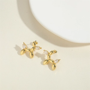 Pendientes de perro globo chapados en oro de 14K con brillantes piedras de circonita marquise