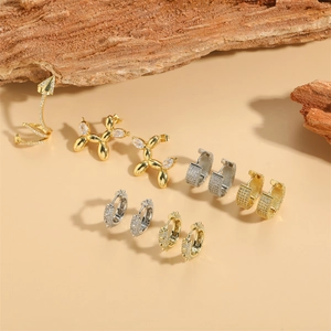 Pendientes de circonio bañados en oro de 14K y pendientes de perro globo en madera