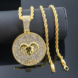 Dettaglio del ciondolo segno Ariete dorato con zirconi su collana a cordoncino