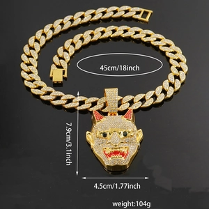 Vista macro del pendente Hannya hip hop con strass trasparenti e occhi con gemme verdi