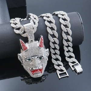 Collana con ciondolo a fantasma hip hop argentata con pavé di cristalli e occhi verdi