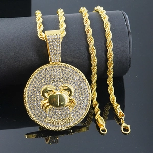 Collana con pendente Cancro dorato con strass e catena a corda spessa in stile hip hop