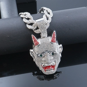 Vista macro del ciondolo demone hip hop argento con strass pavé e catena a maglie cubane