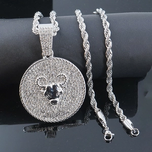 Dettaglio del ciondolo Toro color argento con zirconi e catena a corda spessa