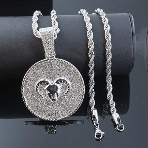 Macro dettagliata del ciondolo zodiacale Ariete hip hop con strass e catena a corda