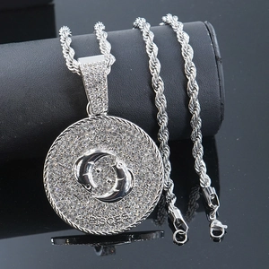 Dettaglio macro del ciondolo Pesci argento con zirconi e catena a corda intrecciata
