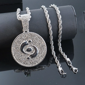 Dettaglio macro del ciondolo Gemelli argento con strass su una grossa catena a corda