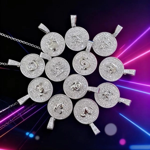 Set di dodici ciondoli zodiacali in argento con intarsio di zirconi e elegante catena a treccia